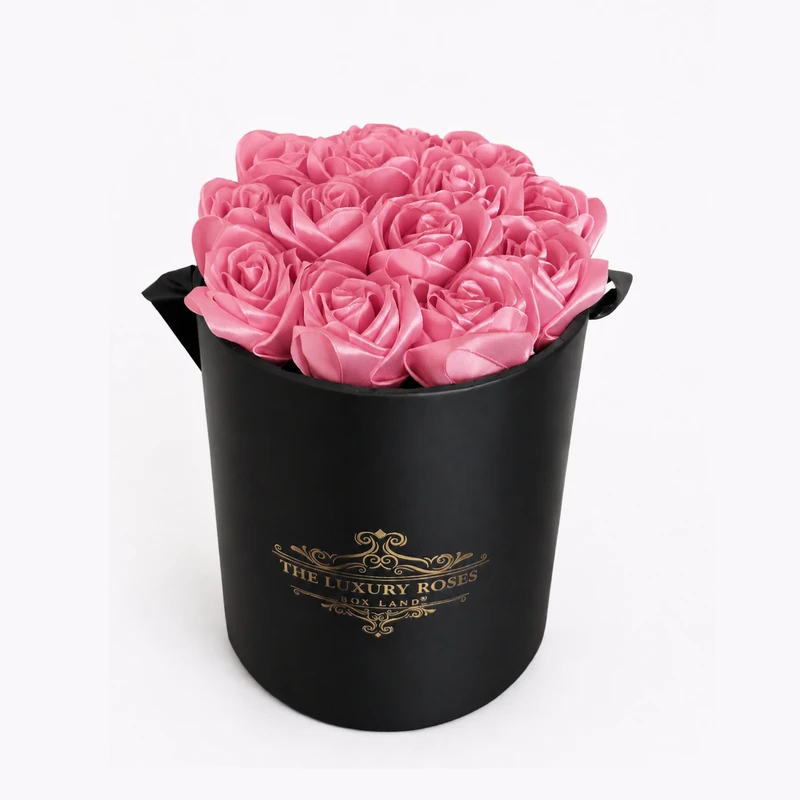 باکس گل مصنوعی مدل رز روبانی ۱۵ شاخه 