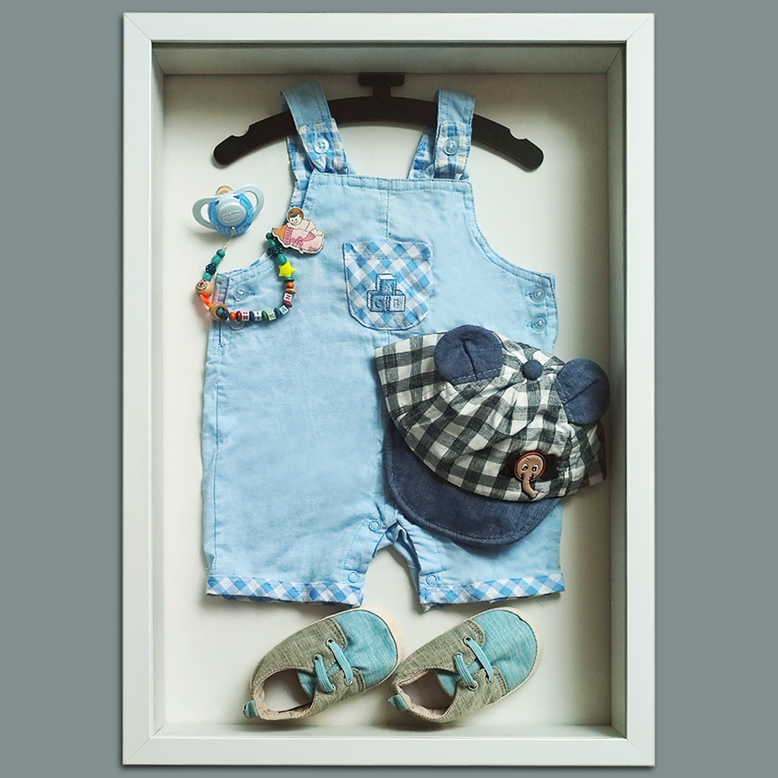 قاب اتاق کودک مدل لباس نوزادی و پاپوش و پستانک کد W3040