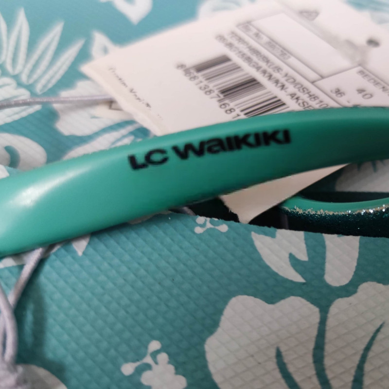 دمپایی لاانگشتی زنانه ال سی وایکیکی مدل استپ دار شاینی