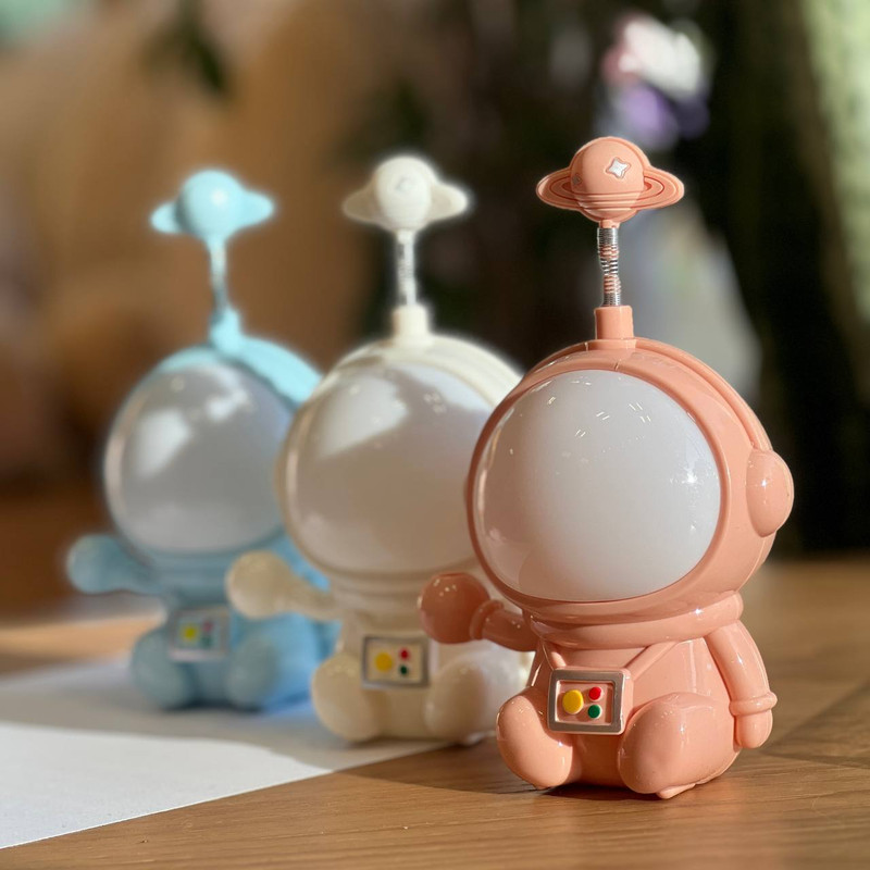 چراغ مطالعه مدل فضانورد کد 518