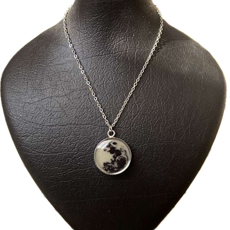 گردنبند دخترانه مدل ماه شبتاب رزینی در گردنبند دخترانه مدل ماه شبتاب رزینی در