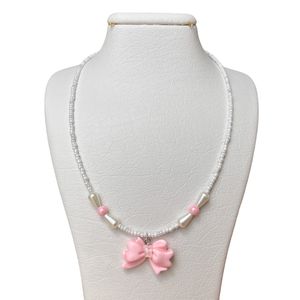 گردنبند دست ساز زنانه مدل منجوقی پاپیون و مروارید