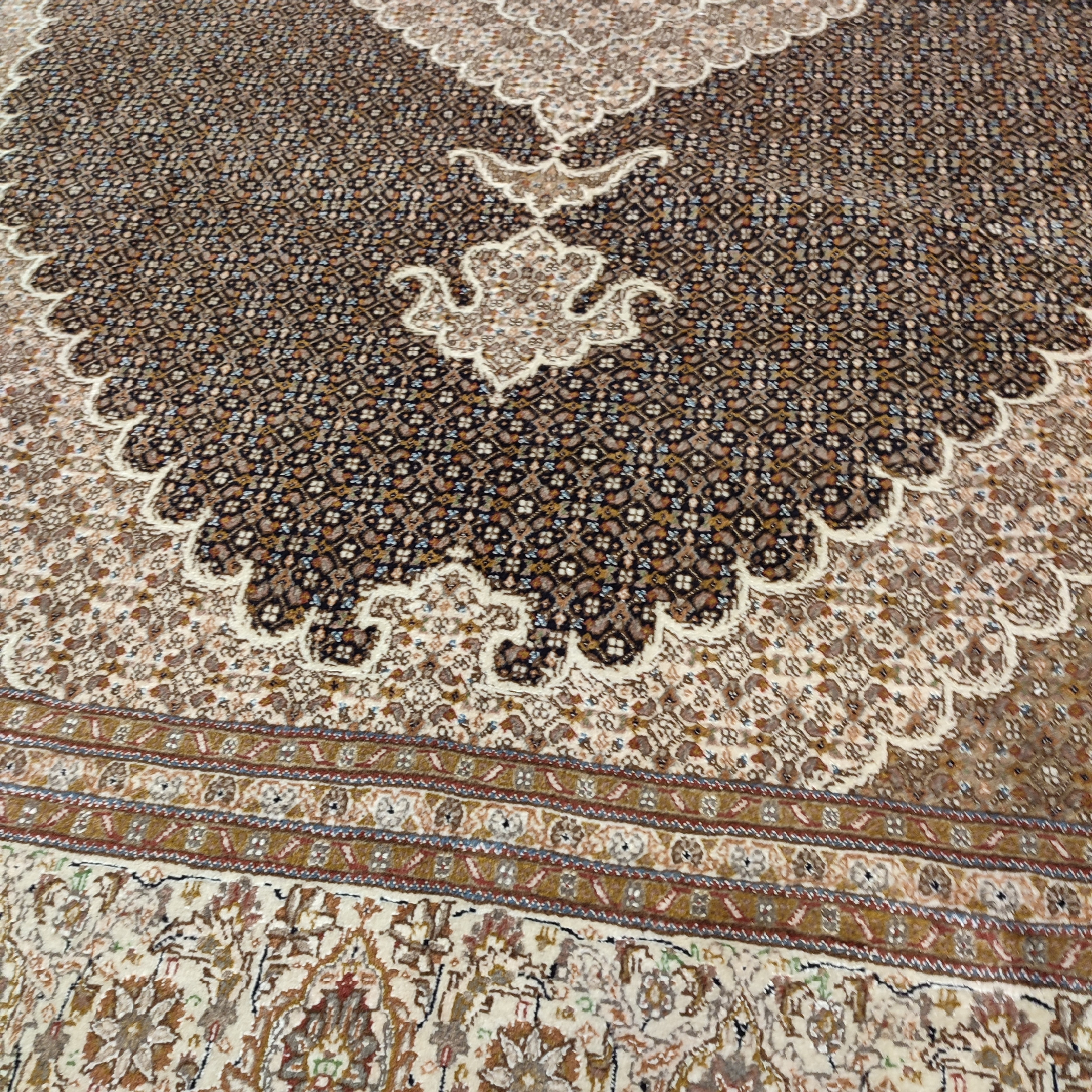 فرش دستبافت هشت و نیم متری طرح ماهی تبریز کد SH 3 فرش دستبافت هشت و نیم متری طرح ماهی تبریز کد SH 3