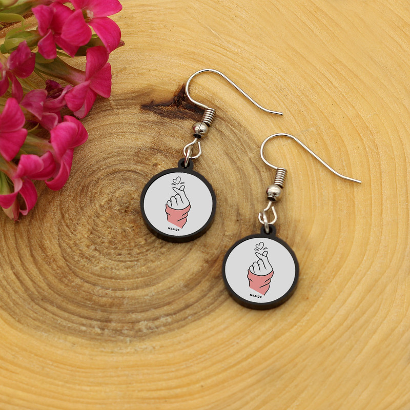 گوشواره زنانه ناکسیگو مدل شب تاب طرح دست و قلب کد ES8137 گوشواره زنانه ناکسیگو مدل شب تاب طرح دست و قلب کد ES8137