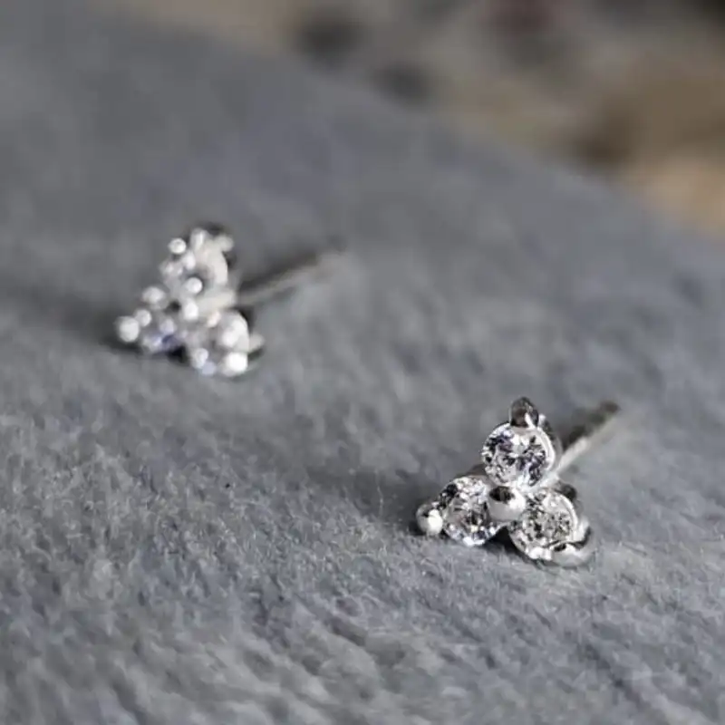 گوشواره نقره زنانه مدل گل با نگین زیرکنیا 7436