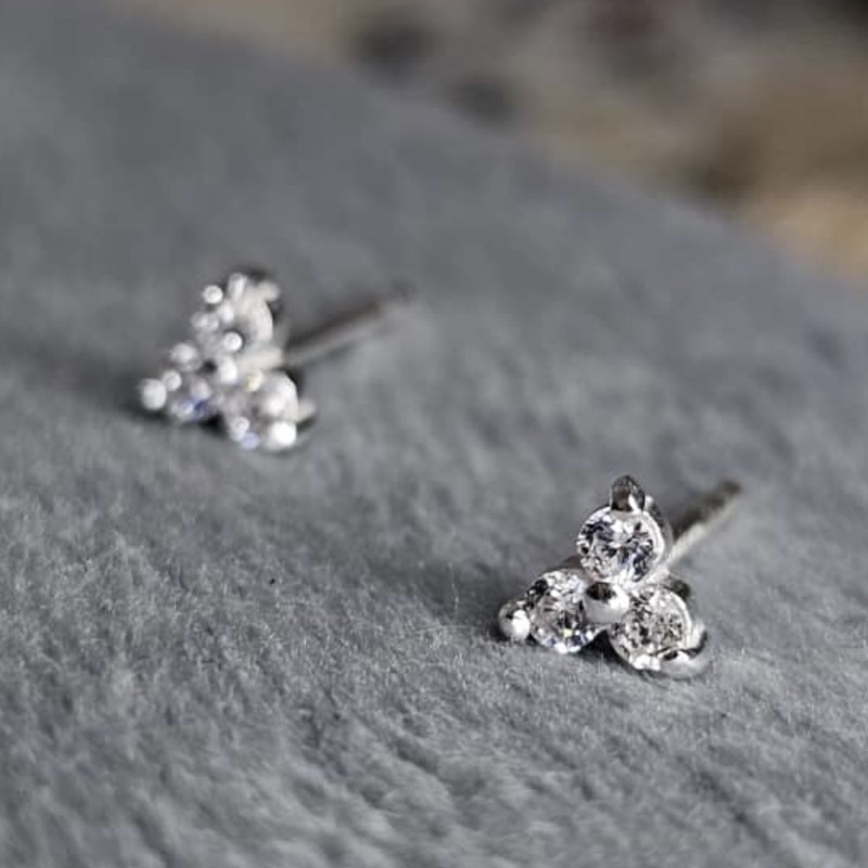 گوشواره نقره زنانه مدل گل با نگین زیرکنیا 7436