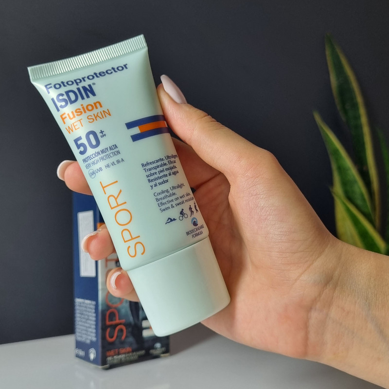 کرم ضد آفتاب بی رنگ ایزدن SPF 50 مدل fusion sport مناسب انواع پوست حجم 50 میلیلیتر کرم ضد آفتاب بی رنگ ایزدن SPF 50 مدل fusion sport مناسب انواع پوست حجم 50 میلیلیتر