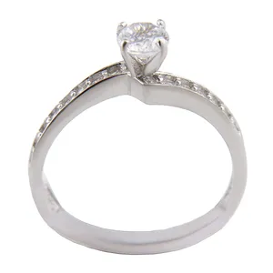 انگشتر نقره زنانه بازرگانی میلادی مدل نگین برلیان اتمی ابکاری رادیوم طرح نامزدی کد AWR_1428