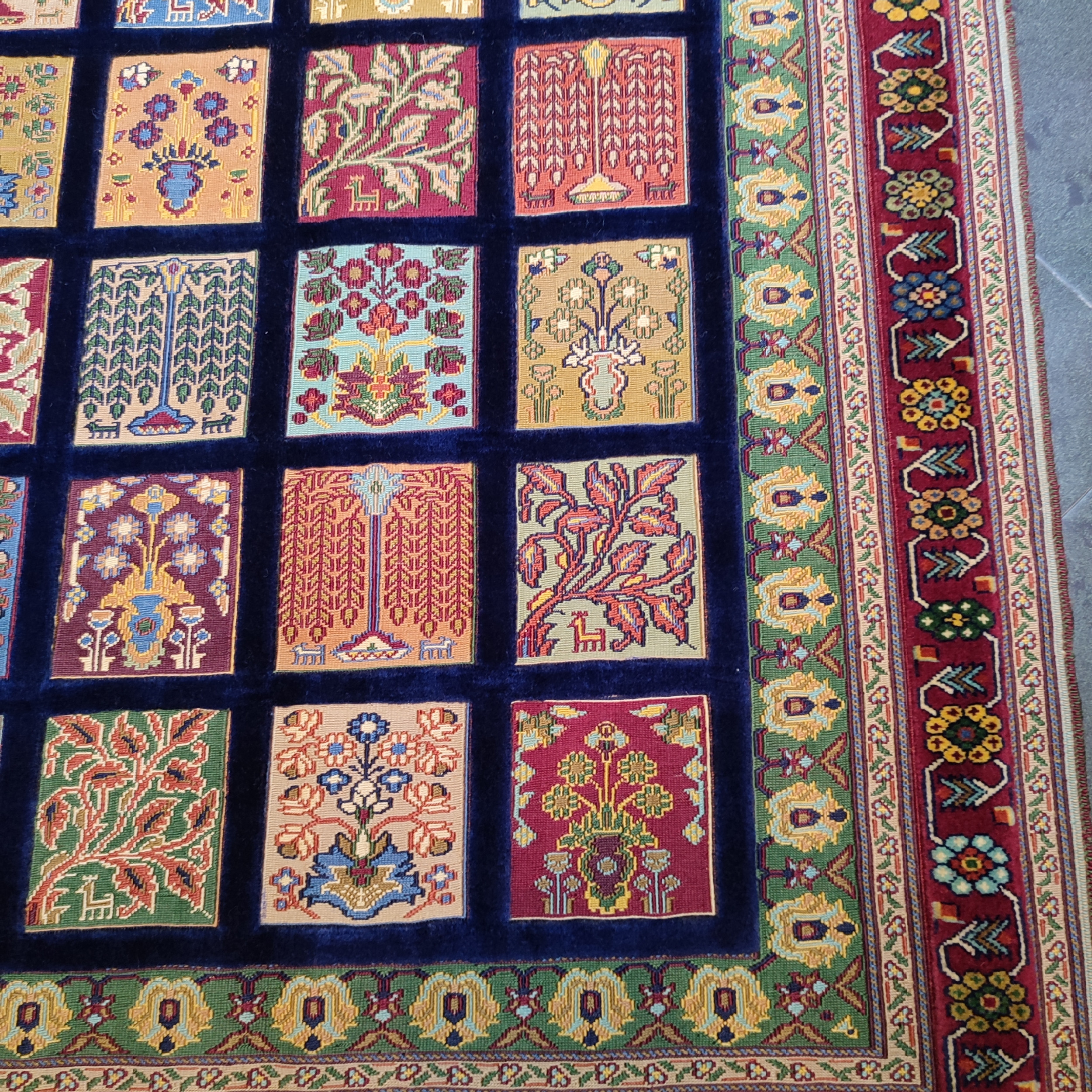 گلیم فرش دستباف یک و نیم متری طرح خشتی مدل AA47 گلیم فرش دستباف یک و نیم متری طرح خشتی مدل AA47