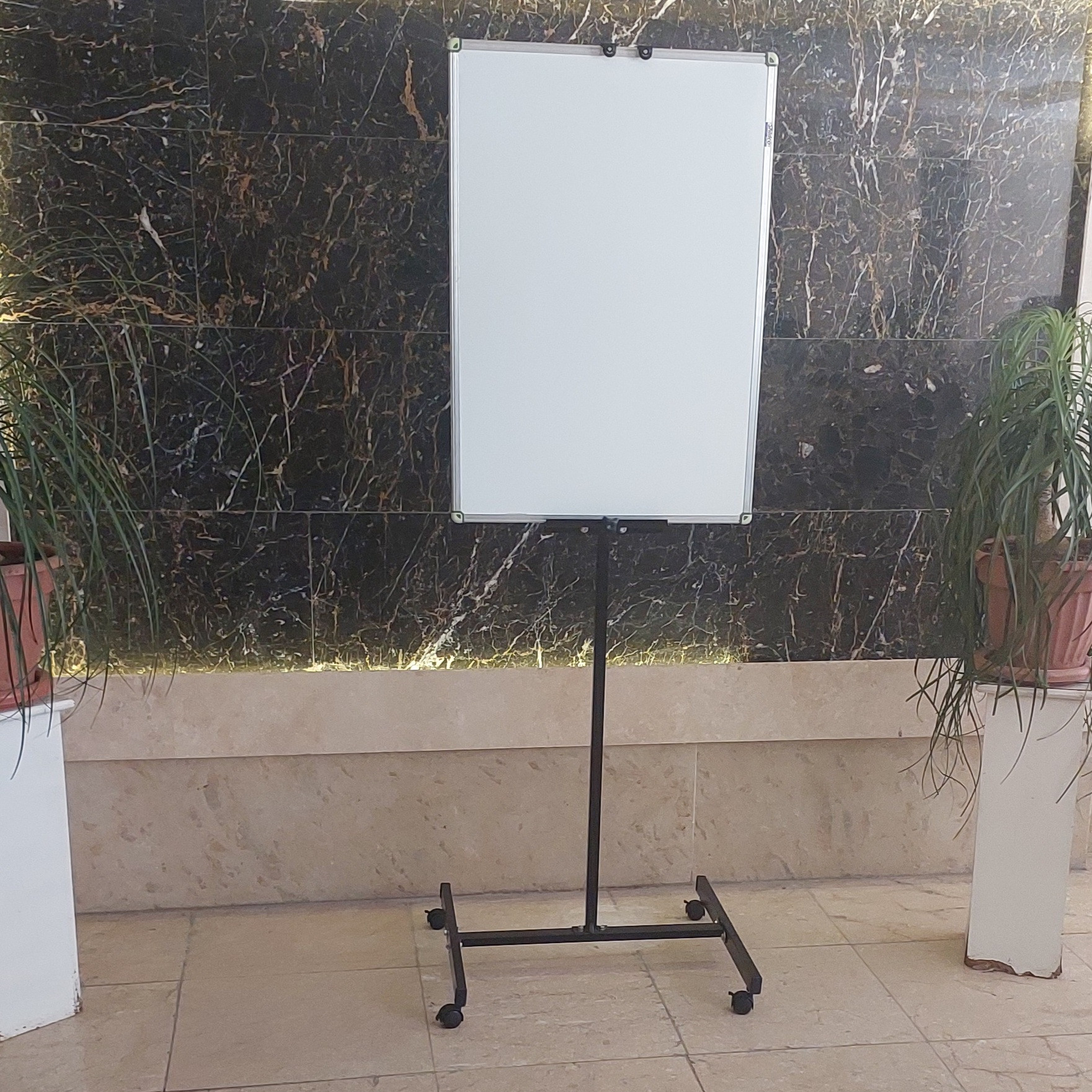 تخته وایت برد کد mosi4 سایز 60×80 سانتی متری به همراه پایه نگهدارنده تخته وایت برد کد mosi4 سایز 60×80 سانتی متری به همراه پایه نگهدارنده