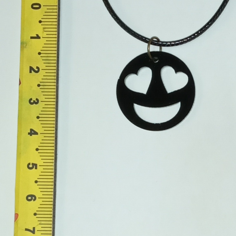 گردنبند دخترانه مدل ایموجی عشق
