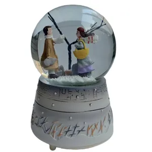 گوی موزیکال مدل پمپی طرح دیدار عاشقانه برفی کد01  