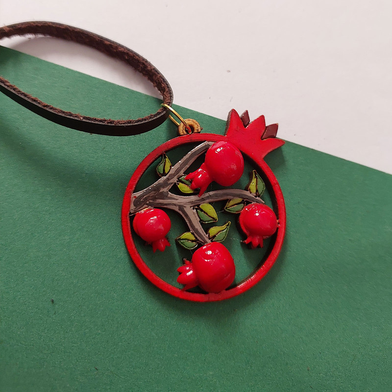 گردنبند زنانه مدل چوبی طرح انار یلدا کد NC041 گردنبند زنانه مدل چوبی طرح انار یلدا کد NC041