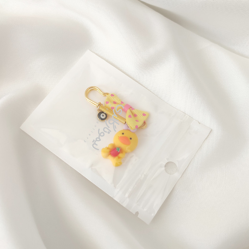 سنجاق سینه دخترانه لیمونار گالری مدل اردک و توت فرنگی