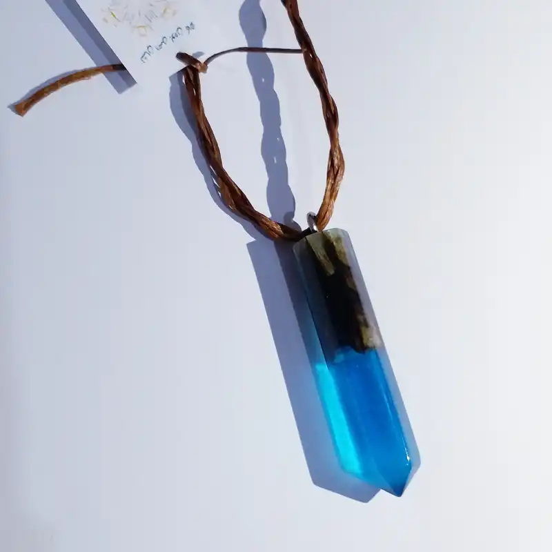 گردنبند مدل چوب و رزین شب تاب کد A1