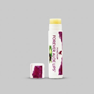 بالم لب فوراور مدل Aloe Lips مرطوب‌کننده و نرم‌کننده قوی با عصاره آلوئه‌ورا و روغن جوجوبا، مناسب پوست لب‌های خشک و ترک‌خورده، فاقد چسبندگی و سازگار با پوست، طراحی ماتیکی وگان از آمریکا