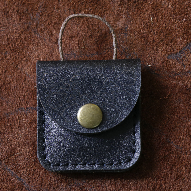 آویز گردنبند چرم بارثاوا مدل 1801