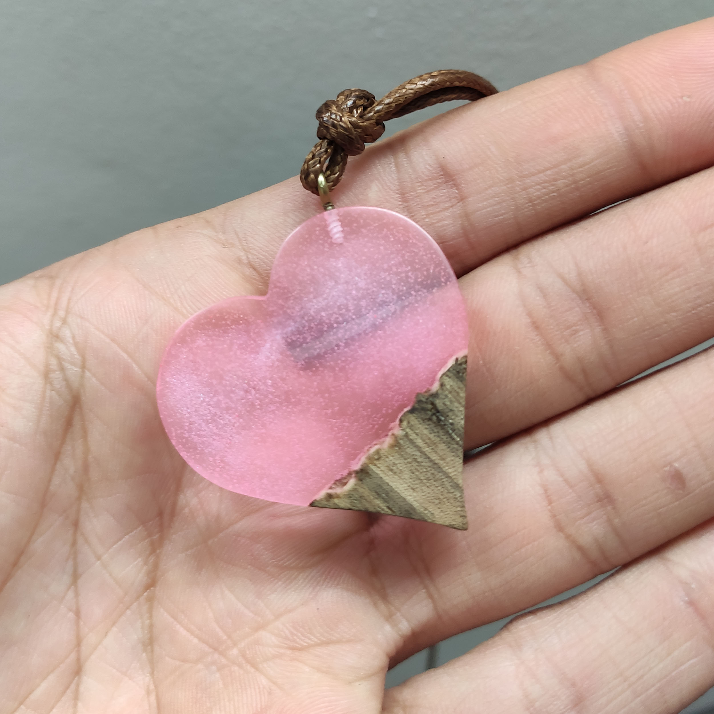 گردنبند دخترانه مدل چوب و رزین قلب شب تاب