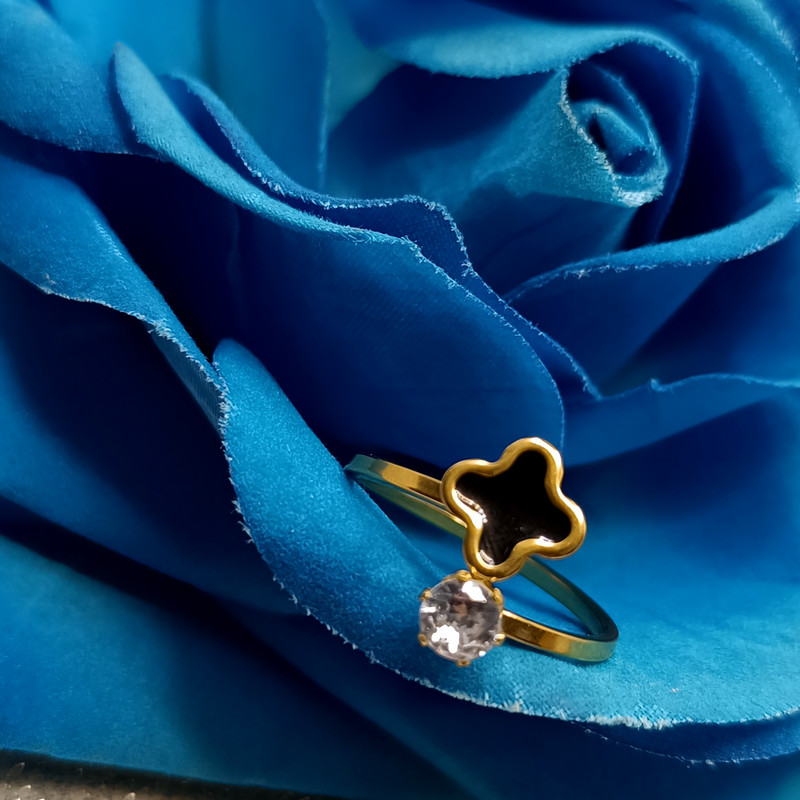 انگشتر زنانه طرح تک نگین کد RKH_1666 انگشتر زنانه طرح تک نگین کد RKH_1666