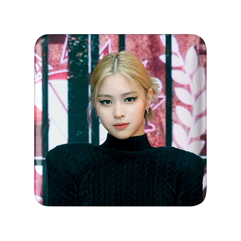 مگنت خندالو طرح ریوجین گروه ایتزی ITZY  مدل مربعی کد 20178