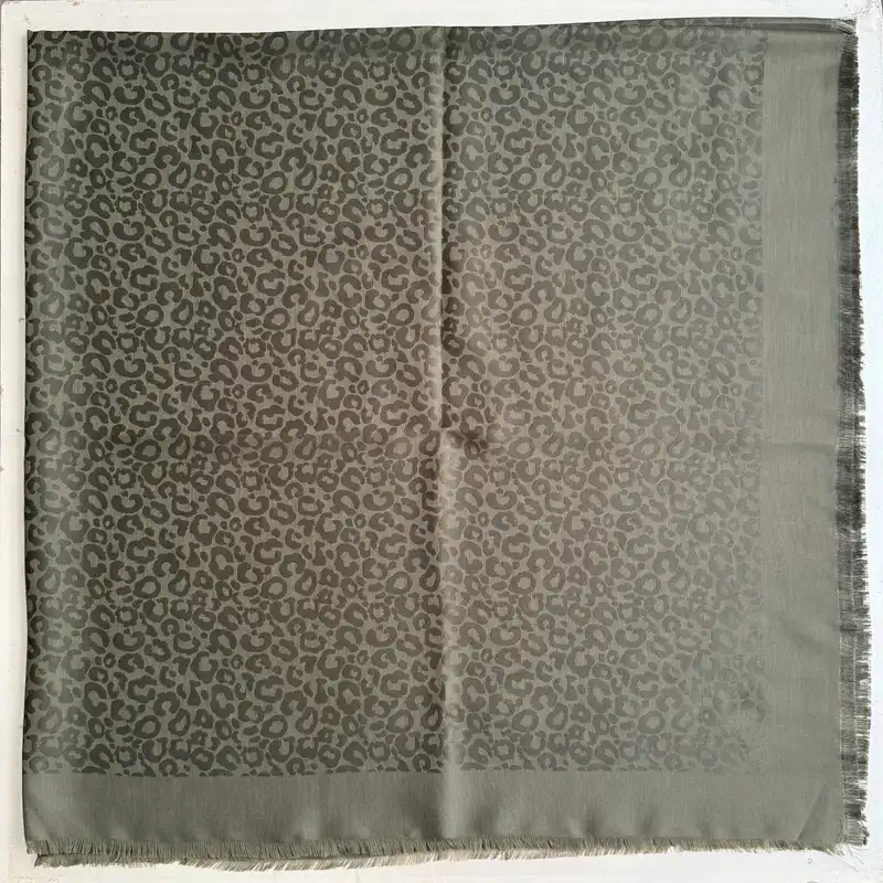 روسری زنانه مدل نخی ژاکارد پلنگی مهمانی قواره بزرگ 140 چهارفصل