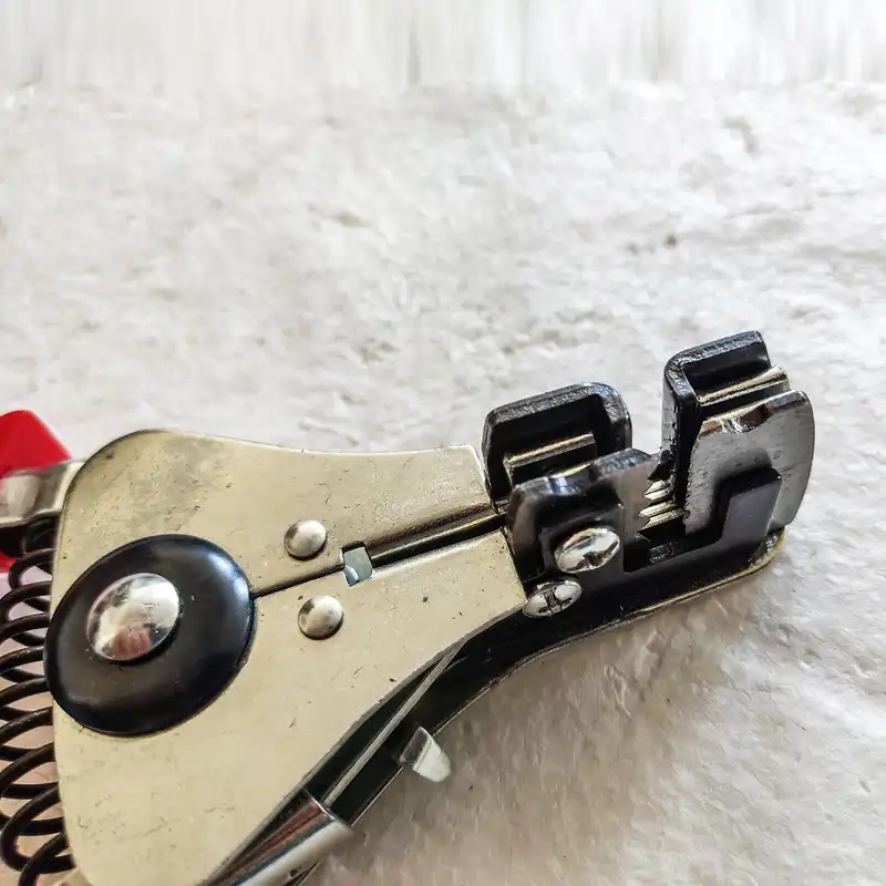 انبر سیم لخت کن استرانگ برانگ مدل EST 8025 سایز 8 اینچ