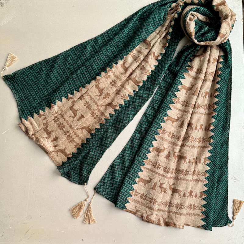 شال زنانه مدل موهر مخمل گوزن دار اقلیمی حاشیه خط ریز منگوله دار