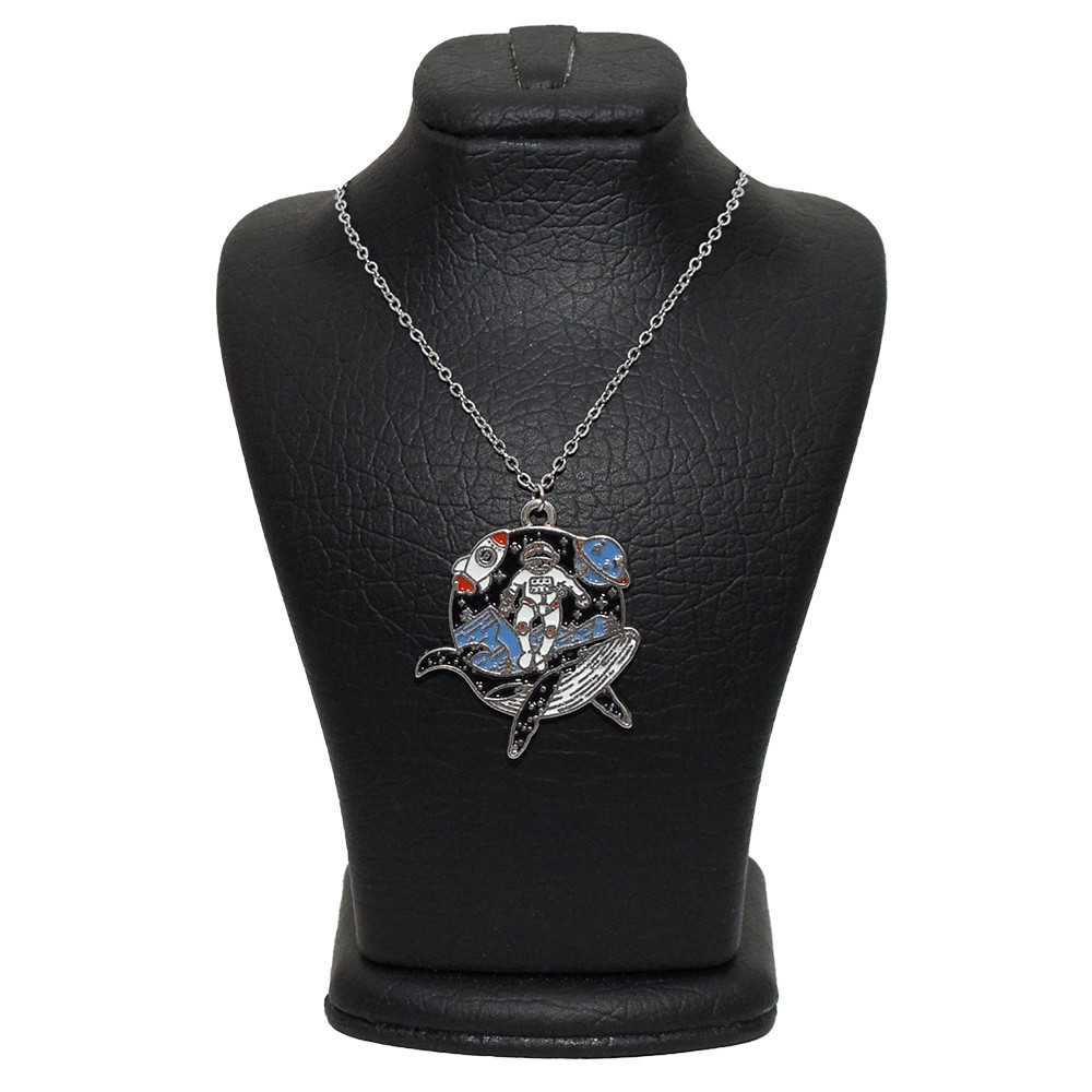 گردنبند دخترانه دلنار گالری مدل فضانورد و نهنگ