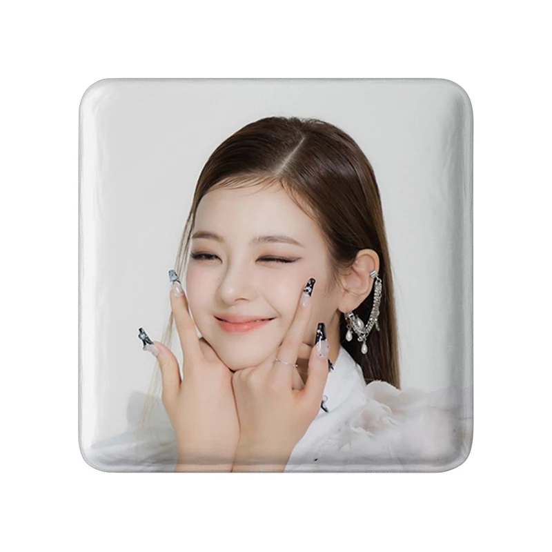 مگنت خندالو طرح لیا گروه ایتزی ITZY  مدل مربعی کد 20195