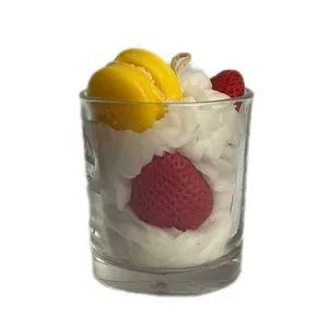 شمع لیوانی طرح توت فرنگی ماکارون