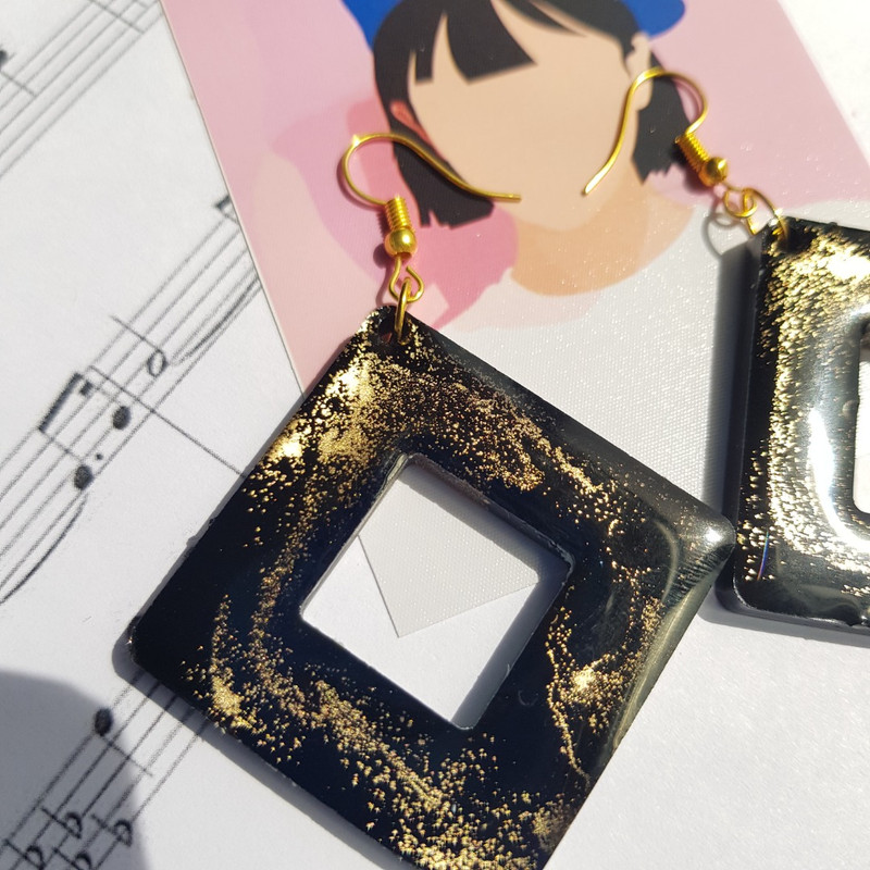 گوشواره دخترانه مدل رزینی ابر و بادی