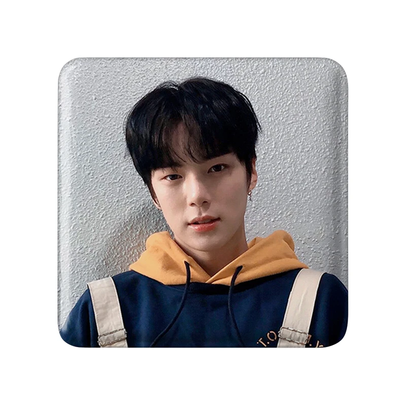 مگنت خندالو طرح مینهیوک گروه مانستا اکس MONSTA X  مدل مربعی کد 21167