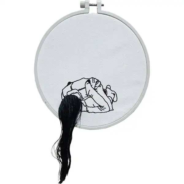 تابلو گلدوزی مدل دختر گیسو کمند