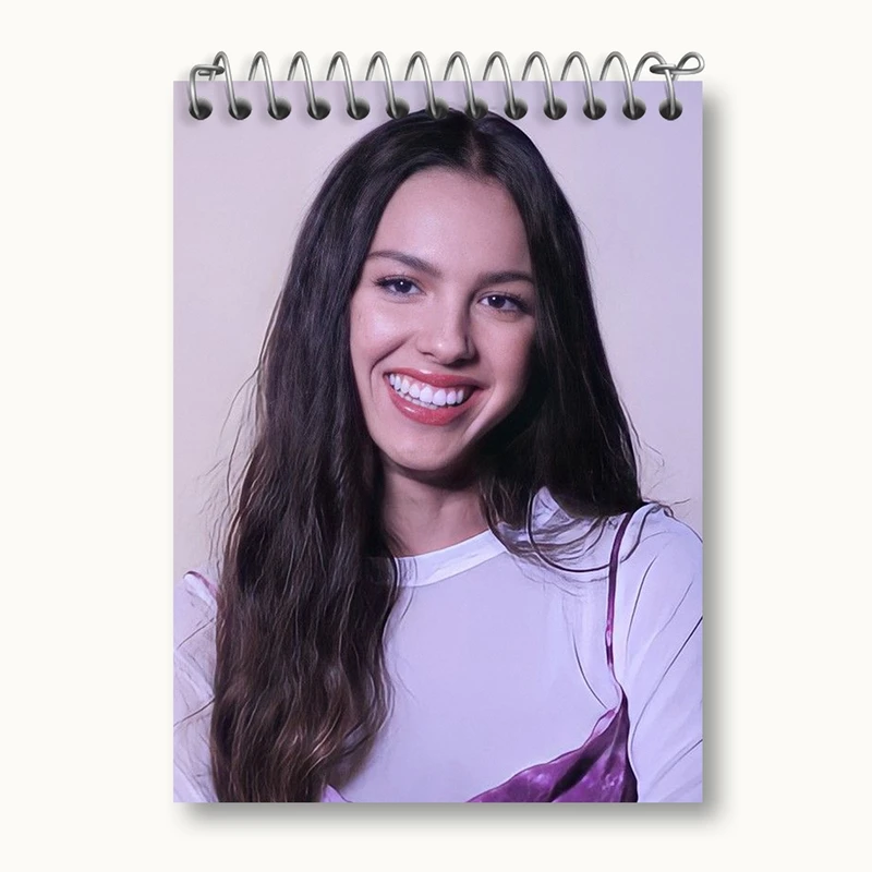 دفتر یادداشت 50 برگ خندالو مدل اولیویا رودریگو Olivia Rodrigo کد 19253