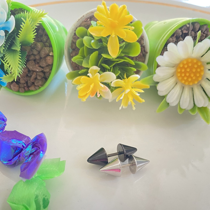 پیرسینگ گوش مدل مخروط مثلثی پیرسینگ گوش مدل مخروط مثلثی