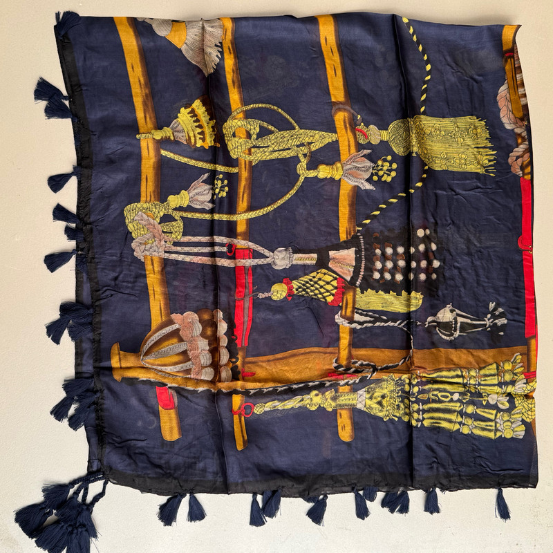 روسری زنانه مدل حریر ابرشیم طرح سنتی دور منگوله ای کد 4