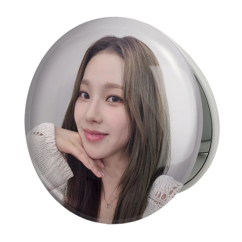 آینه جیبی خندالو طرح کارینا گروه گروه آسپا Aespa مدل تاشو کد 19710 