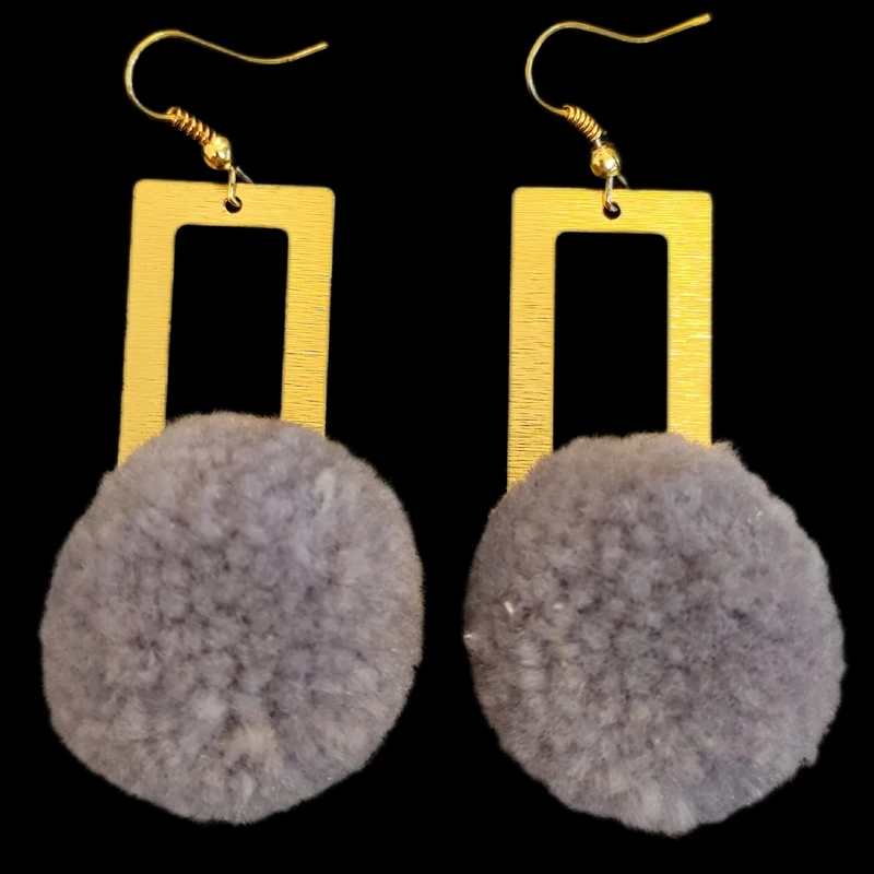 گوشواره آویز زنانه مدل توپی عروسکی