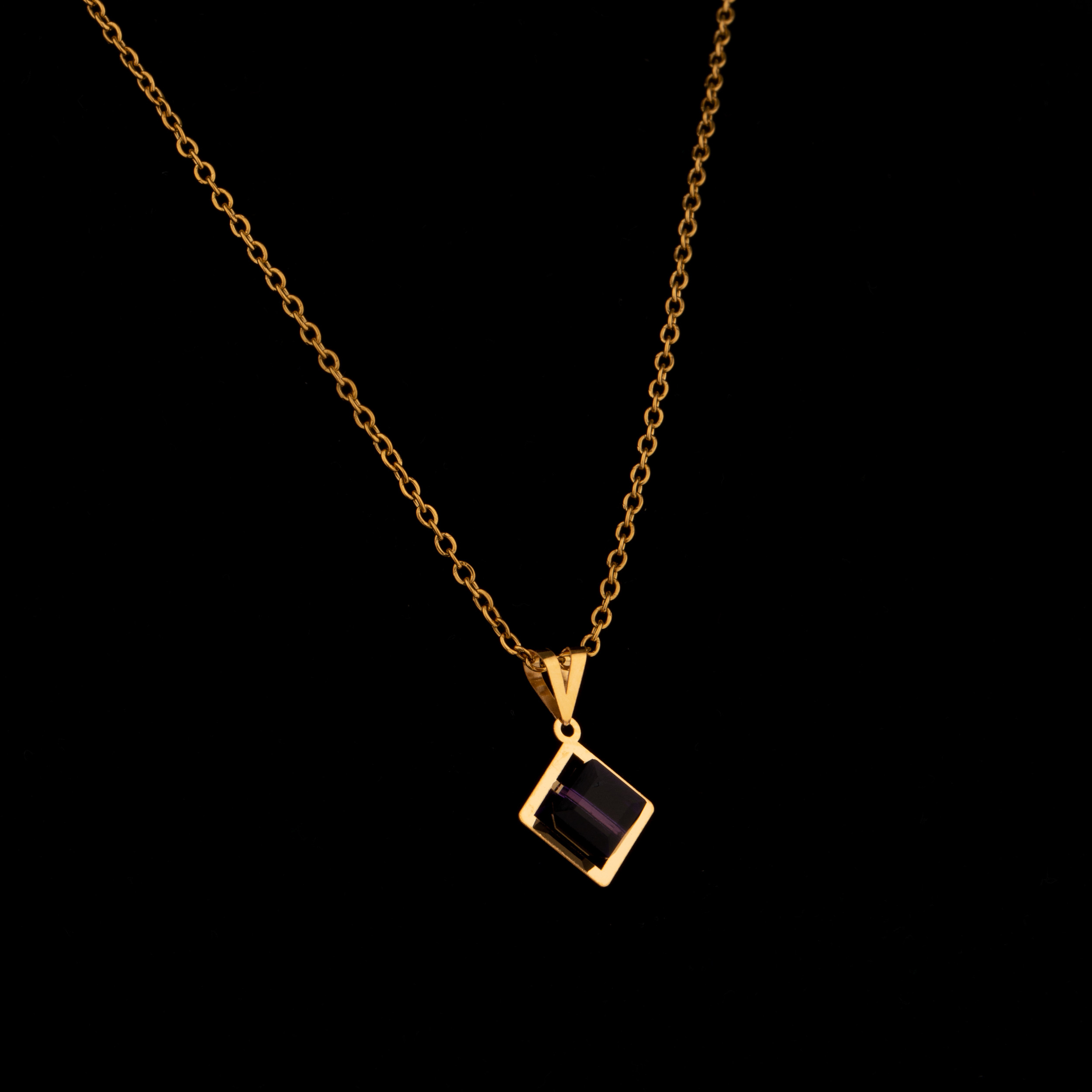 گردنبند طلا 18 عیار زنانه ناریا مدل مکعب رنگ بنفش گردنبند طلا 18 عیار زنانه ناریا مدل مکعب رنگ بنفش