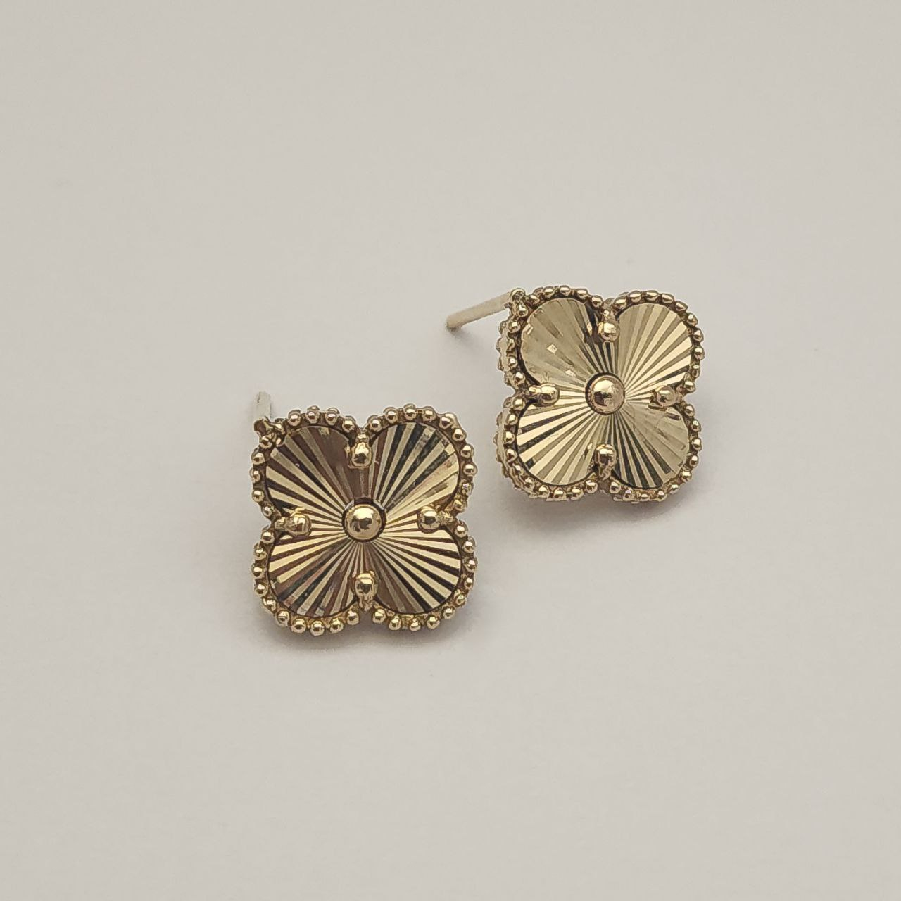 گوشواره میخی طلا 18 عیار زنانه گنجینه هنر خوش نشین مدل ونکلیف تراش GS78