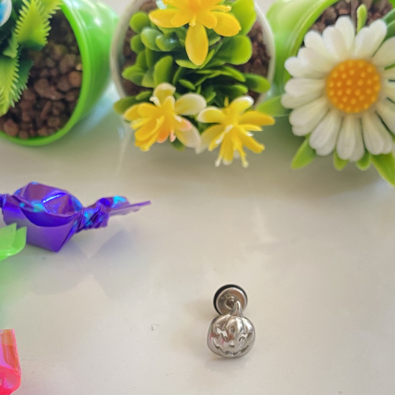 پیرسینگ گوش مدل هالووین کدوتنبل