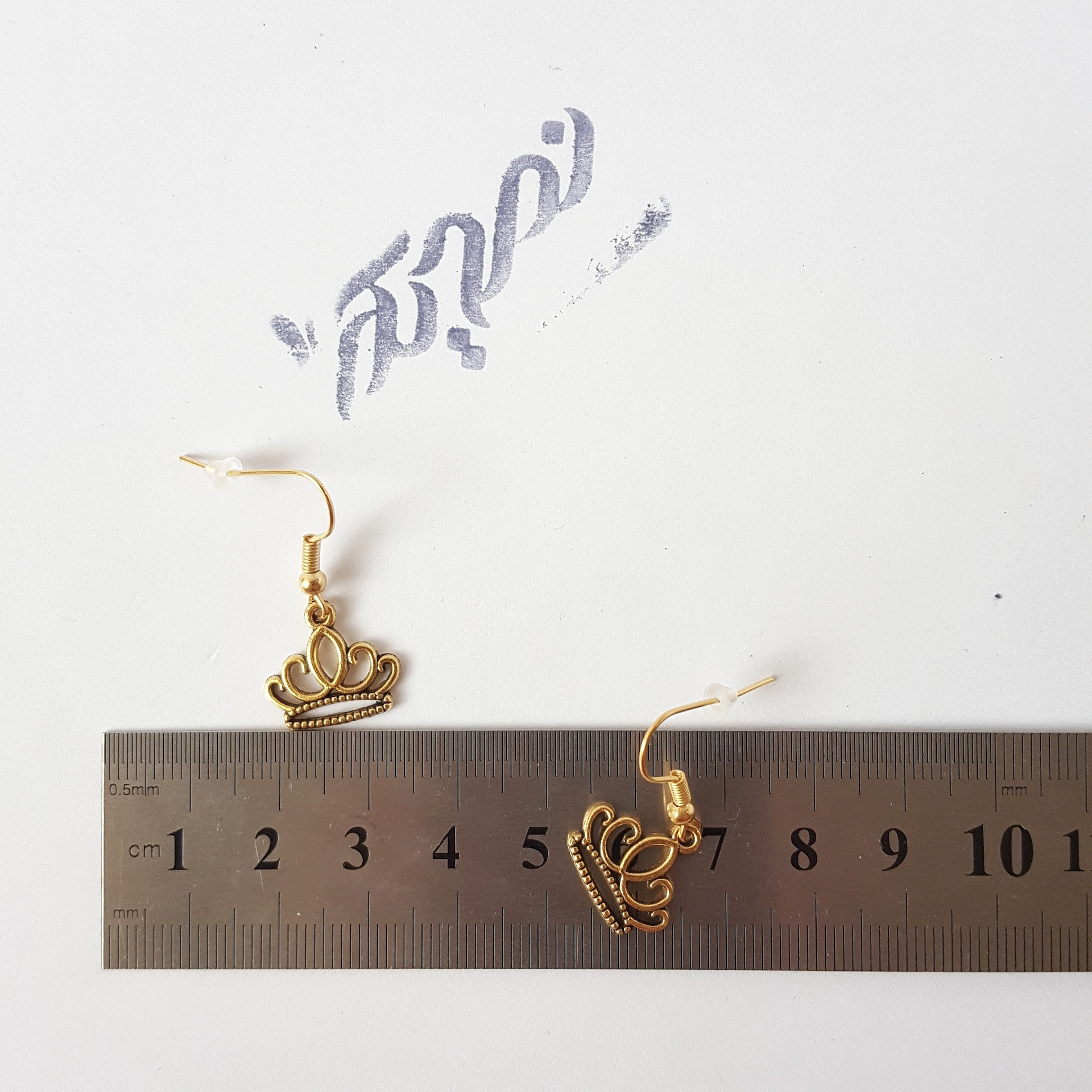 گوشواره دخترانه نمدیکا طرح تاج مدل کویین گوشواره دخترانه نمدیکا طرح تاج مدل کویین