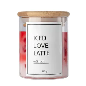 شمع دست‌ساز معطر مدل آیس لاو لته توت فرنگی با رایحه توت فرنگی زمان اتمام 40 ساعت