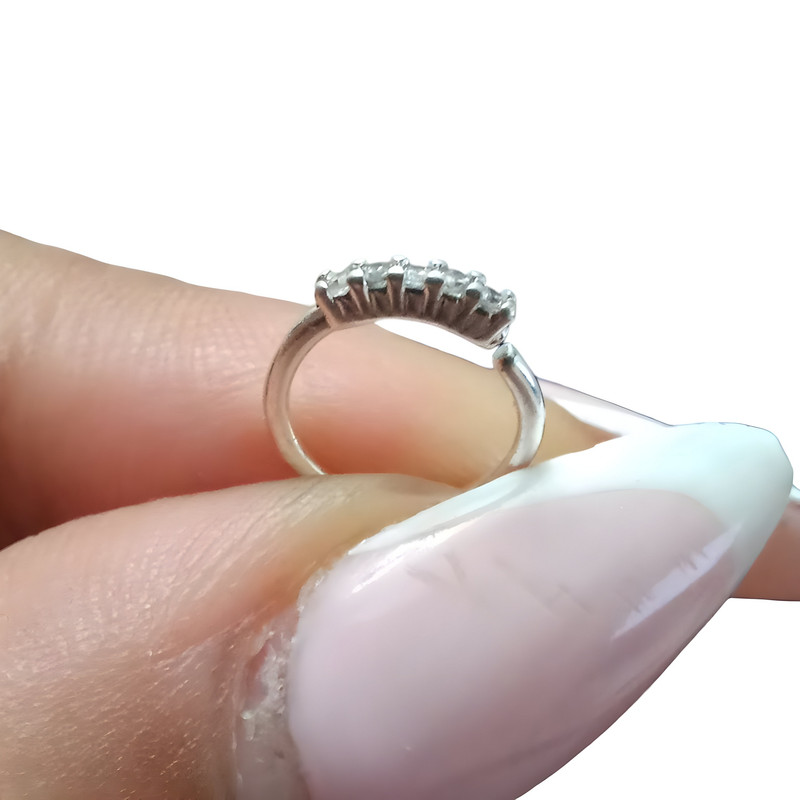 پیرسینگ بینی زنانه مدل حلقه ای نگین دار