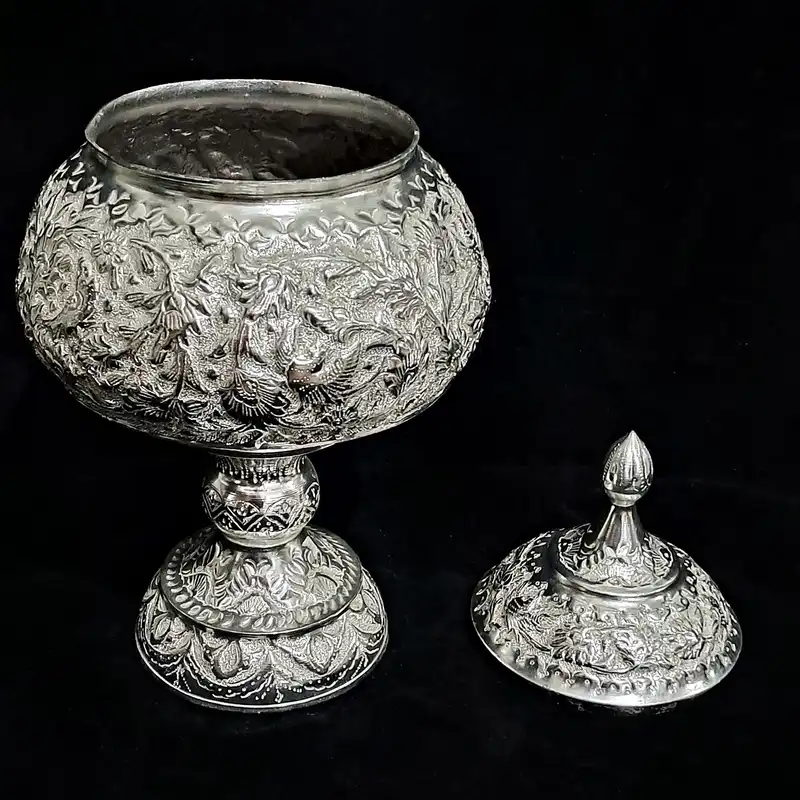 شکلات خوری قلمزنی مسی مدل پایه دار طرح گل و مرغ