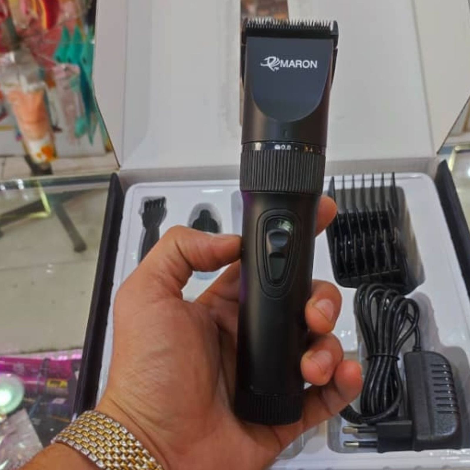 ماشین اصلاح موی سر و صورت پرومارون مدل RL707، اصلاح به صورت صفر زن و خط زن، منبع انرژی با برق و باتری، تکنولوژی اصلاح به صورت تریمر، مدت زمان شارژ 120 دقیقه و مدت زمان استفاده پس از شارژ 60 دقیقه، مقاوم در برابر آب، به همراه برس تمیزکننده و روغن -  - 8