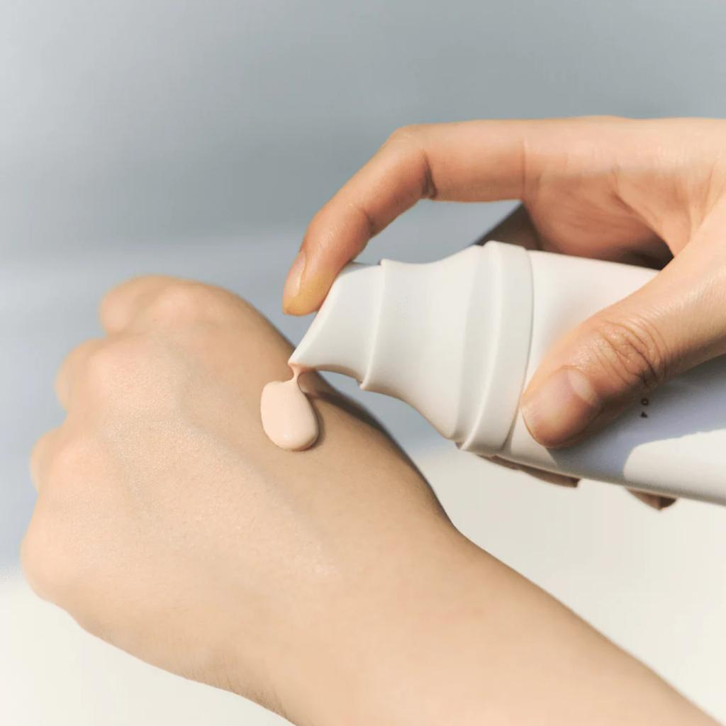 کرم ضد آفتاب رنگی سانتلا SPF 50 مدل TONE BRIGHTENING محافظ UVA ،UVB و PA+++ مناسب انواع پوست حجم 50 میلیلیتر