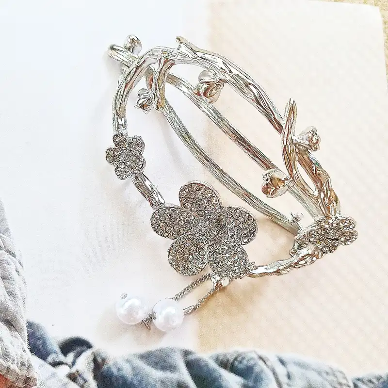 گیره مو زنانه مدل آویزدار گل نگین‌دار کد brg 1887