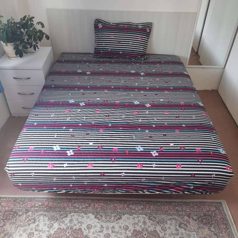 سرویس ملحفه مدل کشدار ni08079 طرح گلبرگ راه راه کد 100 یک نفره  دو تکه