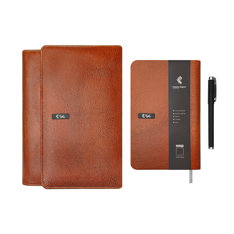 سالنامه 1404پدیده نقش مدل چرمی قهوه ای همراه با روان نویس و دفتر یادداشت و جعبه هاردباکس